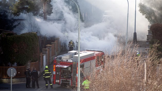 Ve stedu rno v praskch Vokovicch hoelo auto. (13. 3. 2019)