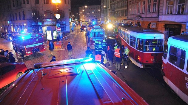 V Lazarské ulici se zaklínilo osobní auto mezi dvě tramvaje, hasiči museli vyprošťovat. (14. 3. 2019)