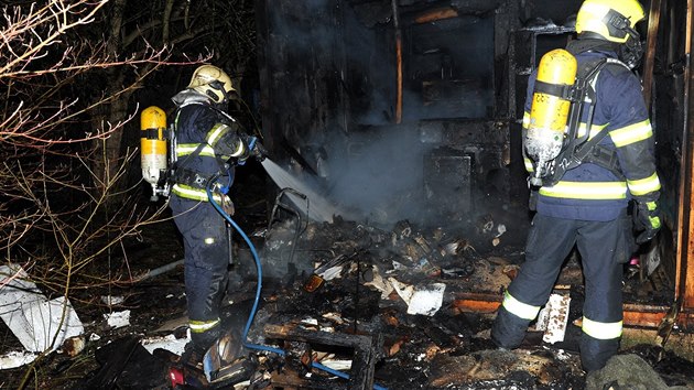 V pražských Kobylisích zasahovali hasiči u požáru stavební buňky. Uvnitř uhořela žena se psem. (17. 3. 2019)