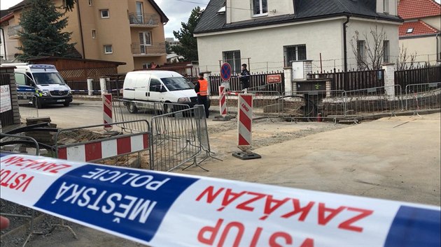 Dlnci nali ve vkopu v Praze 4 dlosteleck grant. Policie evakuovala blzk domy. (18.3.2019)