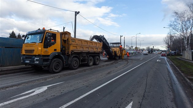 V Perov zaala uzavrka klov dopravn tepny v Poln ulici kvli jejmu rozen, kudy denn projede zhruba patnct tisc aut, protoe pes ni vede hlavn trasa z Olomouce do Zlna.