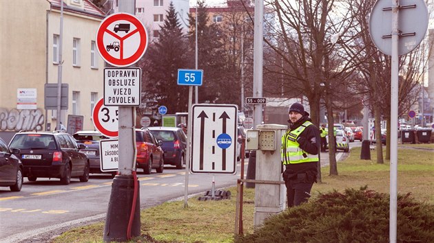 V Perov zaala uzavrka klov dopravn tepny v Poln ulici kvli jejmu rozen, kudy denn projede zhruba patnct tisc aut, protoe pes ni vede hlavn trasa z Olomouce do Zlna. Obavy z dopravnho kolapsu se nenaplnily, policist a strnci ale museli eit kamiony, kter poruily zkaz vjezdu pro tkou nkladn dopravu.