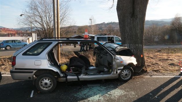 Při tragické nehodě na okraji Jeseníku narazil vůz se třemi lidmi do stromu, mladý řidič a spolujezdec na místě zemřeli.