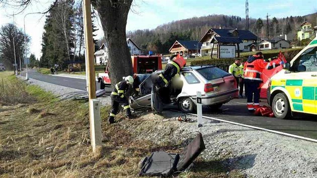 Při tragické nehodě na okraji Jeseníku narazil vůz se třemi lidmi do stromu, mladý řidič a spolujezdec na místě zemřeli. Z vozu museli trojici vyprostit hasiči.