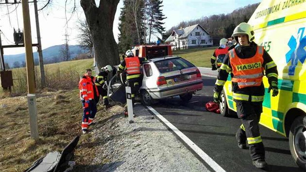 Při tragické nehodě na okraji Jeseníku narazil vůz se třemi lidmi do stromu, mladý řidič a spolujezdec na místě zemřeli. Z vozu museli trojici vyprostit hasiči.