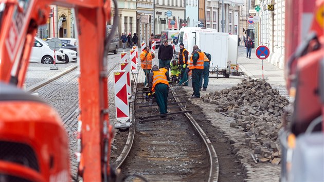 V olomouck ulici 8. kvtna dlnci od ptku do nedle opravovali tramvajovou tra, u n se kvli prudkm vkyvm poas propadlo podlo a tramvaje tudy smly jezdit maximln ptikilometrovou rychlost.