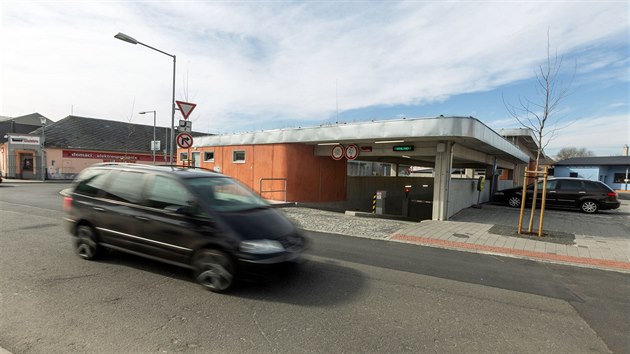 Mohelnice vybudovala na nov vybudovanm autobusovm ndra podzemn parkovit za vce ne padest milion korun, idii o nj ale zatm nemaj zjem.