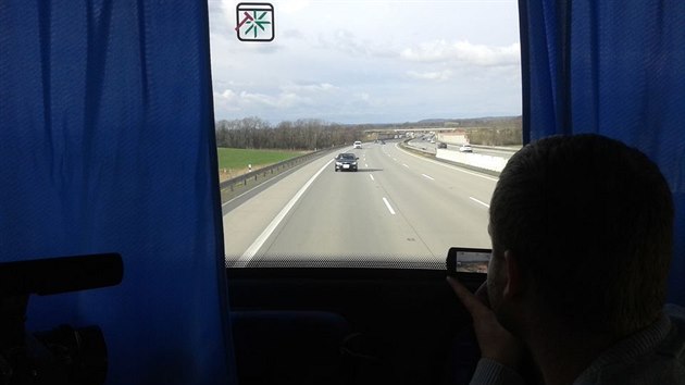 Policist na tech secch dlnic v Olomouckm kraji dohleli na idie z neoznaenho autobusu, ze kterho mohou na kameru mnohem lpe zachytit pestupky jako napklad pouvn telefonu za jzdy.