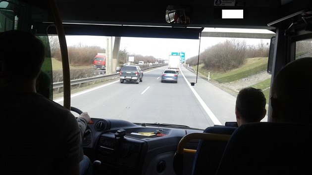 Policist na tech secch dlnic v Olomouckm kraji dohleli na idie z neoznaenho autobusu, ze kterho mohou na kameru mnohem lpe zachytit pestupky jako napklad pouvn telefonu za jzdy.