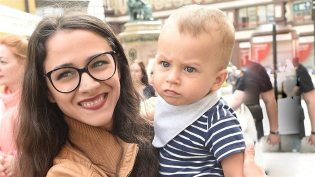 Eva Bureov se synem Nathanielem na charitativnm koncert na praskm Jungmannov nmst (25. ervna 2018)