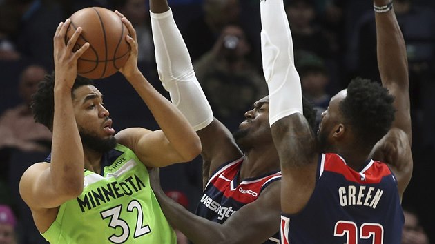 Karl-Anthony Towns (vlevo) z Minnesoty zakon�uje p�es Bobbyho Portise (uprost�ed) a Jeffa Greena z Washingtonu.