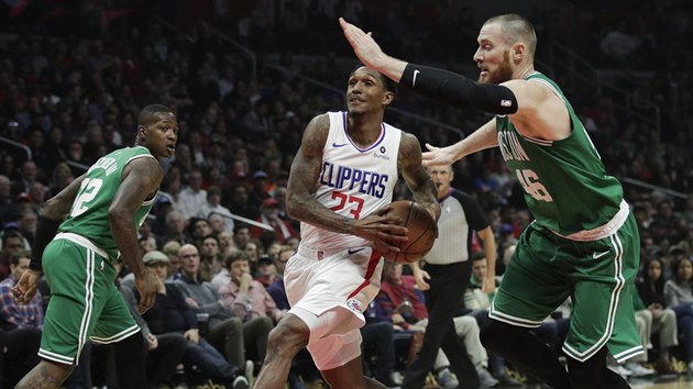 Lou Williams (v blm) z LA Clippers to na bostonsk ko kolem Arona Baynese (vpravo) sleduje je Terry Rozier III.