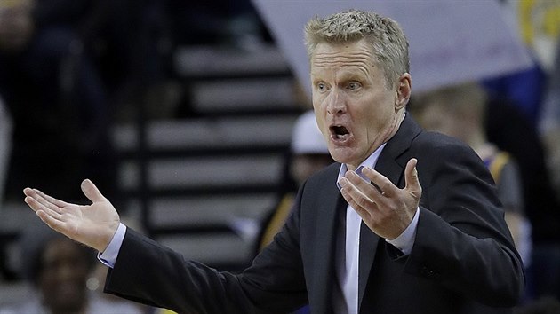 Steve Kerr, trenr Golden State, gestikuluje bhem zpasu s Phoenixem.