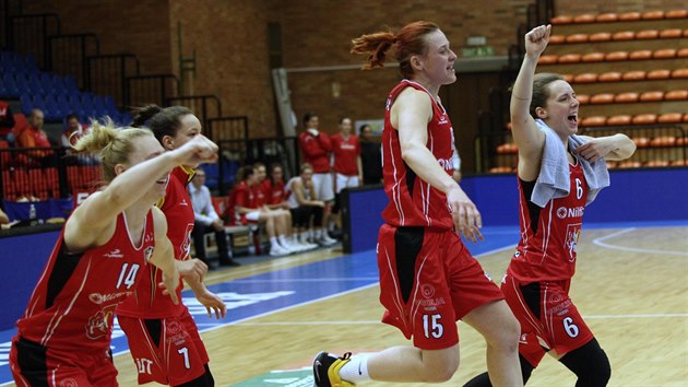 Krlovhradeck basketbalistky slav vhru v Nymburce.