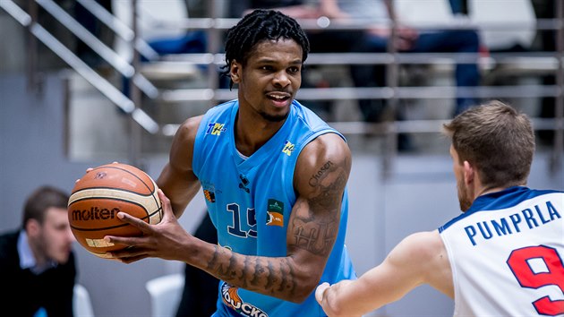 Javonte Douglas (vlevo) z Olomoucka to pes Radka Pumprlu z Brna.