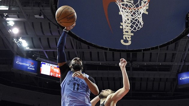 Mike Conley (11) z Memphisu atakuje washingtonsk ko pes Tome Satoranskho.