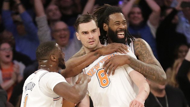 DeAndre Jordan (vpravo) a Emmanuel Mudiay (vlevo) chvl newyorskho spoluhre Maria Hezonju za blok na LeBrona Jamese z LA Lakers.