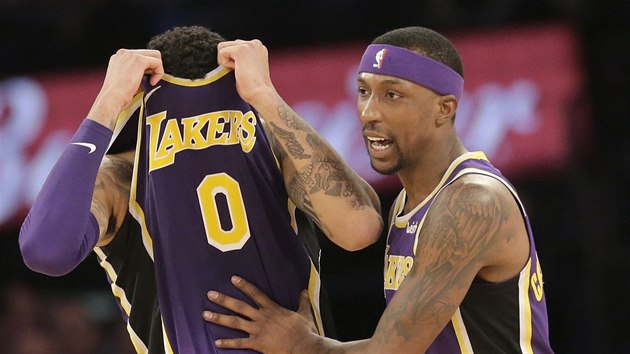Kyle Kuzma (vlevo) a Kentavious Caldwell-Pope z LA Lakers jsou nespokojeni s vkonem rozhodch.