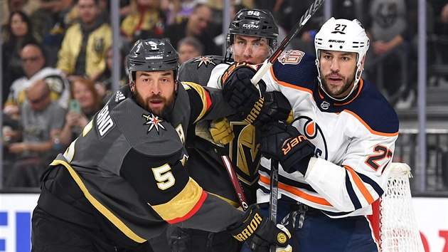 Deryk Engelland (vlevo) a Tom Nosek z Vegas se sna zablokovat Milana Lucice z Edmontonu.