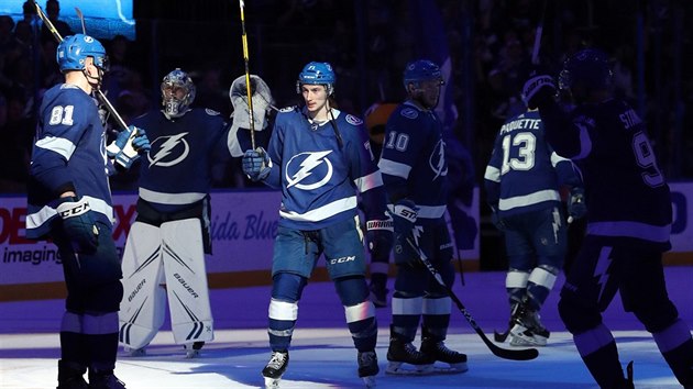 Steven Stamkos (vlevo) slav se spoluhri, stal se nejlepm stelcem v historii Tampa Bay Lightning.