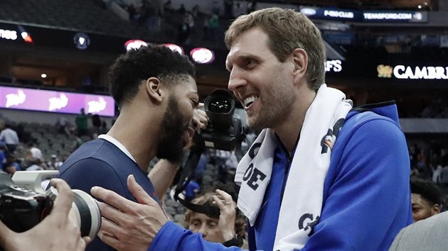 Dirk Nowitzki (vpravo) z Dallasu se po zpase s New Orleans zdrav s Anthonym Davisem.