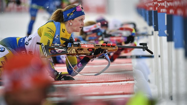 Švédská biatlonistka Mona Brorssonová během střelby ve stíhacím závodu v Östersundu.