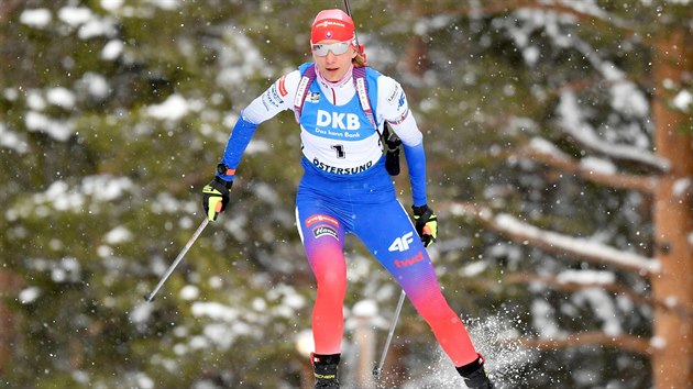 Slovenská biatlonistka Anastasia Kuzminová na trati stíhacího závodu v Östersundu.