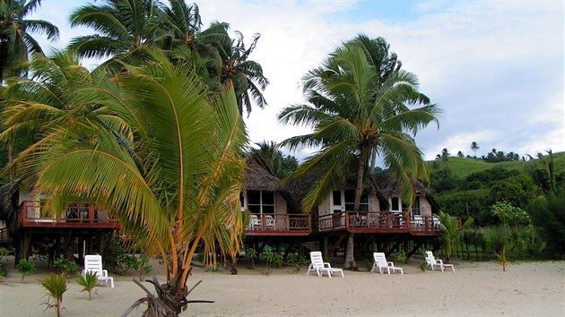 Na Cookovch ostrovech rostou palmy msty pmo skrze plov bungalovy.