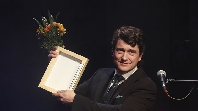 Saša Rašilov přebírá Cenu divadelní kritiky za mužský herecký výkon roku (17. března 2019).