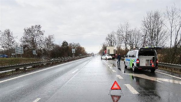 Za sjezdem od Bezhradu smrem na Hradec Krlov vrazil idi VW Passat do nvsu odstavenho kamionu (11. 3. 2019).