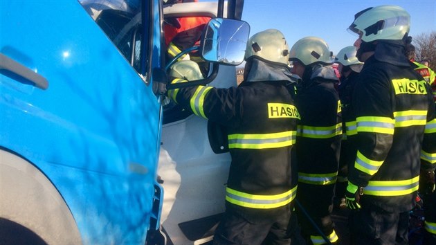 Srka dodvky a nkladnho vozu u Libic na Krlovhradecku (12. 3. 2019)