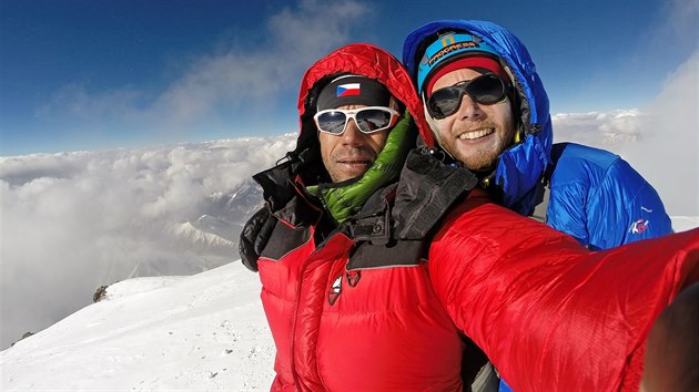 U dva roky bojuje plzesk horolezec Jan Trvnek (vpravo) s rakovinou moovho mche. Hory ale neopustil. Naopak, erp z nich slu.