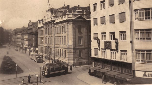 Strážník v křižovatce U Mrakodrapu před 15. březnem 1939, kdy se jezdilo ještě vlevo. Pravostranný provoz byl v Protektorátu Čechy a Morava zaveden 17. března 1939.