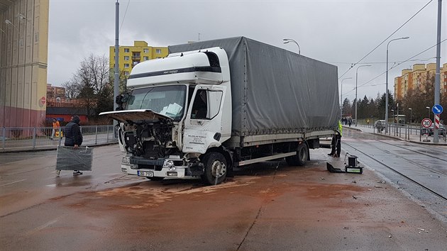 Provoz na tramvajové lince v Plzni byl kvůli nehodě tramvaje s nákladním vozidlem přerušen na čtyřicet minut. (15. 3. 2019)
