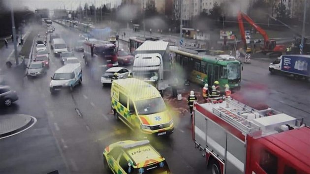 Nehoda tramvaje a nkladnho vozidla zastavila dnes po poledni provoz na lince slo 4 v Plzni. Nehoda se stala na kiovatce ulic Gersk a Studentsk.