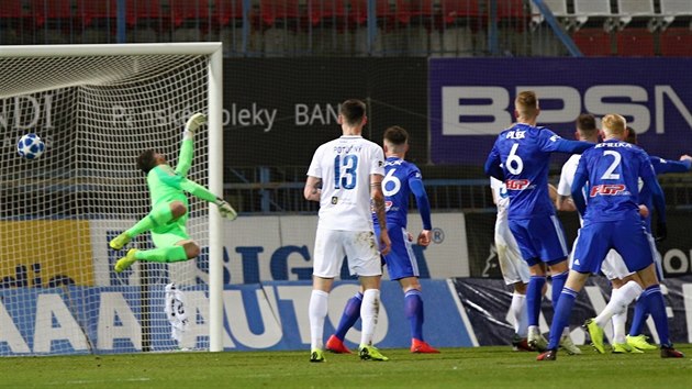 Libereck glman Filip Nguyen inkasuje v ligov dohrvce 24. kola na hiti Olomouce. astnm stelcem byl domc Vt Bene (v zkrytu hr).