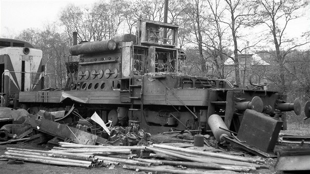 Motorov lokomotiva T436.005 na konci svoj ivotn pouti na tuhaskm rotiti, 8. 11. 1969