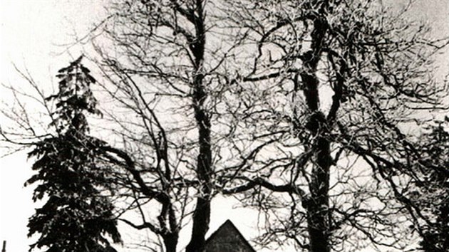 Pvodn kapliku v eskm Mlov nechal kolem roku 1830 postavit Christoph Glaser. V roce 1953 byla srovnna se zem. 
