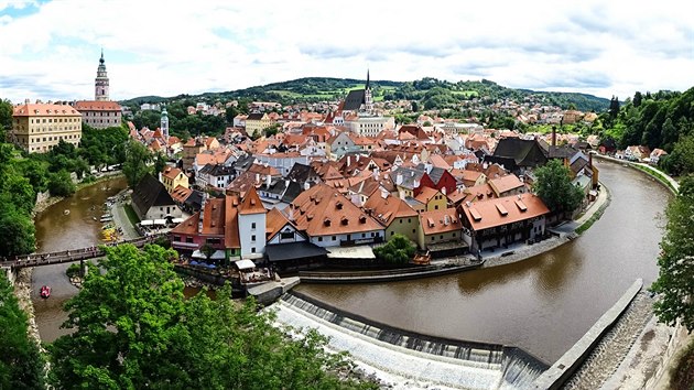 Pohled na esk Krumlov se sttnm hradem a zmkem, kter pat svou architektonickou rovn, kulturn tradic i rozlohou mezi nejvznamnj pamtky stedn Evropy. 