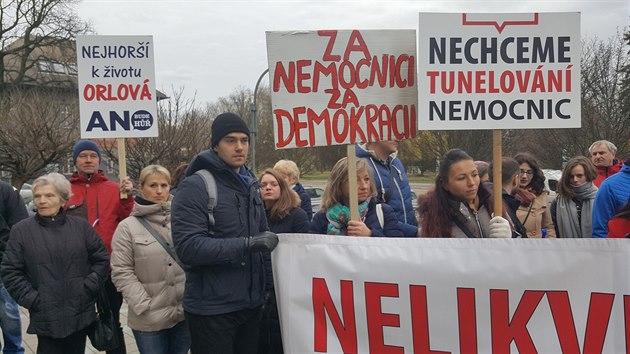 Asi stovka lidí protestovala před budovou Krajského úřadu v Ostravě. Vadí jim chystané změny v orlovské nemocnici. (13. 3. 2019)