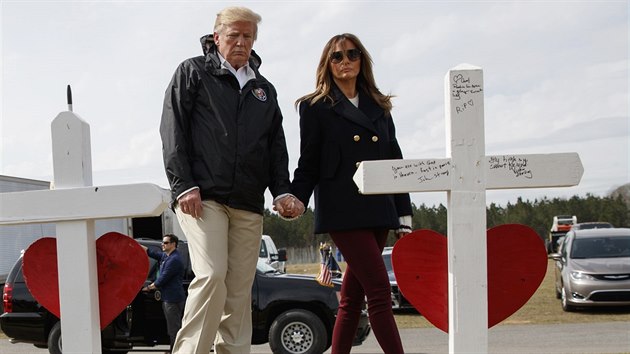 Prezident Donald Trump a jeho manželka Melania Trumpová navštívili místa, kde tornádo v Alabamě zabilo 23 lidí (Smiths Station, 8. března 2019).