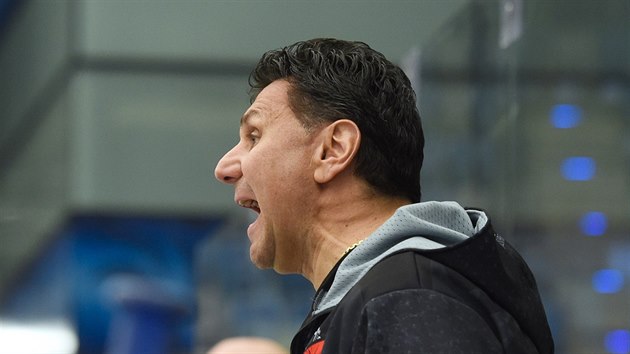 Trenr Chomutova Vladimr Rika emotivn reaguje na dn na led bhem zpasu 4. kola play out hokejov extraligy proti Pardubicm.
