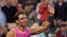 Rafael Nadal zdraví publikum v Indian Wells po suverénní výhe ve druhém kole.