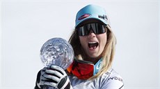Mikaela Shiffrinová si u�ívá malý k�i��álový  globus za superob�í slalom.
