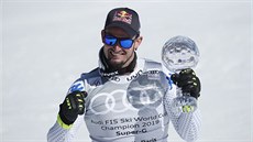 Italský ly�a� Dominik Paris pózuje s malým glóbem za superob�í slalom.