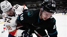 U MANTINELU. Tomá Hertl (vpravo) ze San Jose a MacKenzie Weegar z Floridy.