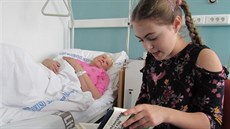 Jedenáctiletá Tereza Komáromy chodí pravideln� �íst pacient�m do ostrovské...