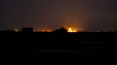 Exploze ozaují horizont nad mstem Baghúz poté, co SDF zahájila bombardování v...