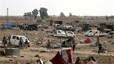 Vojáci SDF zaujímají pozice na okraji msta Baghúz. V oblasti pod provizorními...