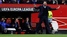 Pablo Machin kou�uje fotbalisty Sevilly v utkání Evropské ligy proti Slavii.